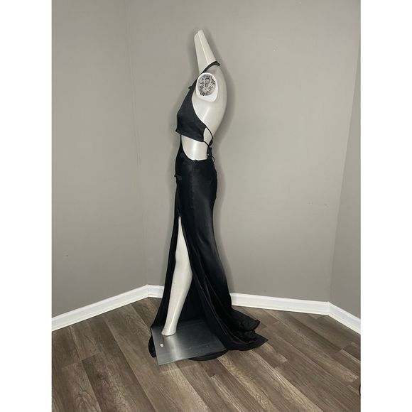 Sau Lee
Salome Cut-Out Satin Gown - Picture 6 of 10